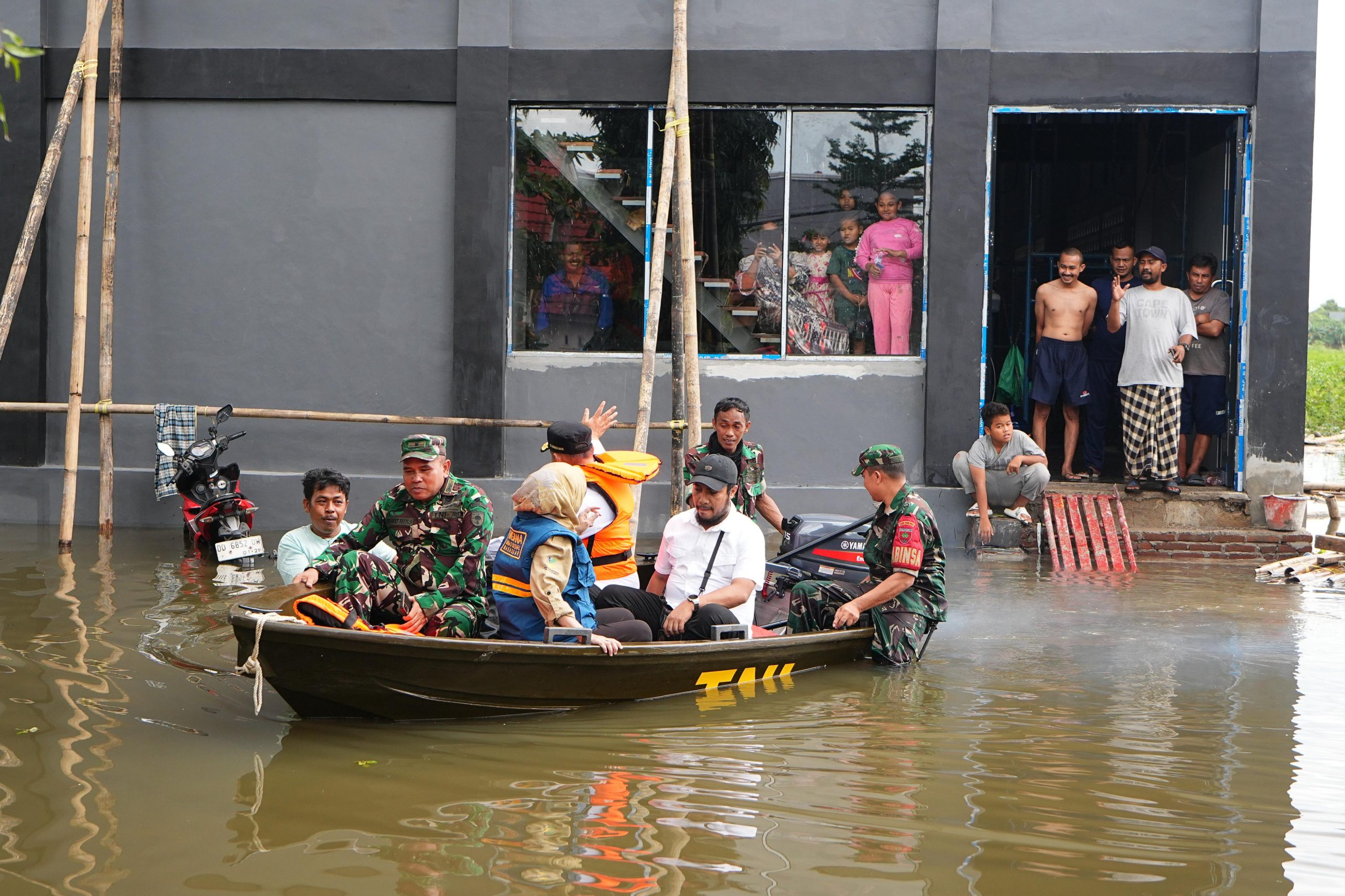 Banjir di Makassar Capai 3 Meter, Pj Gubernur Sulsel Harap Ada Solusi Permanen untuk Korban