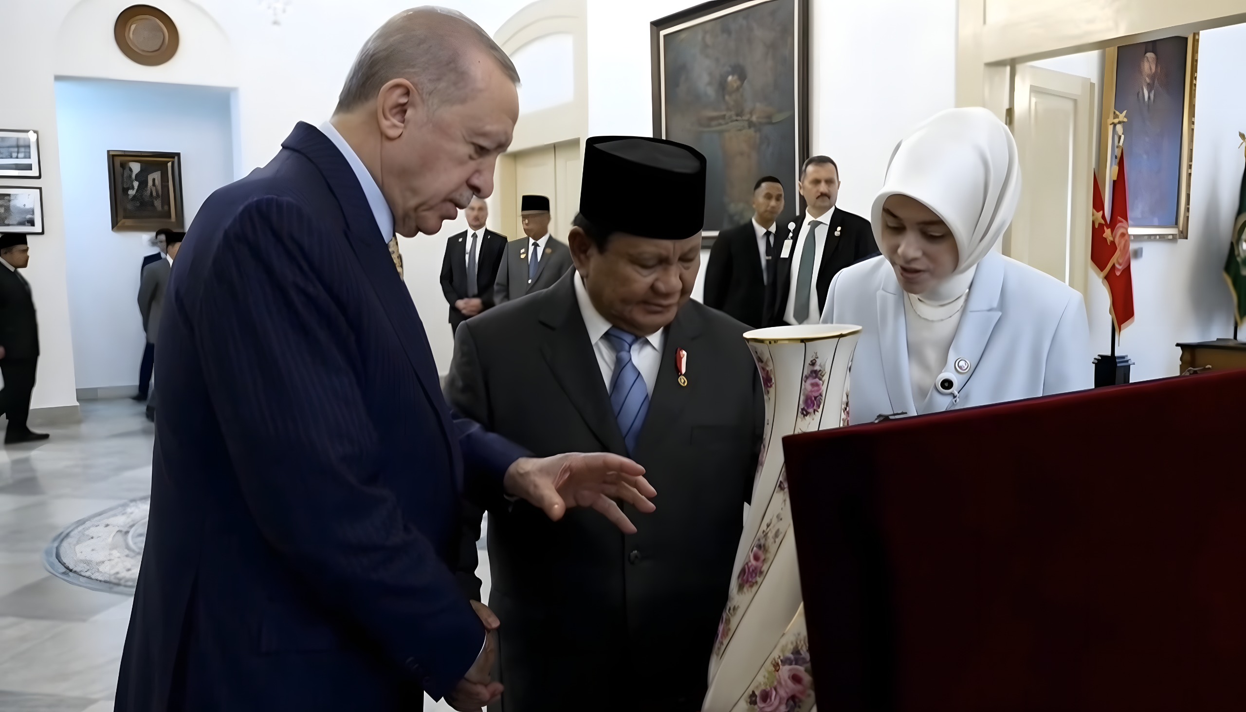 Prabowo Beri Senjata SS2-V4A2 dan Keris Bali Sementara Erdogan Sepasang Pas Bunga, Ini Maknanya