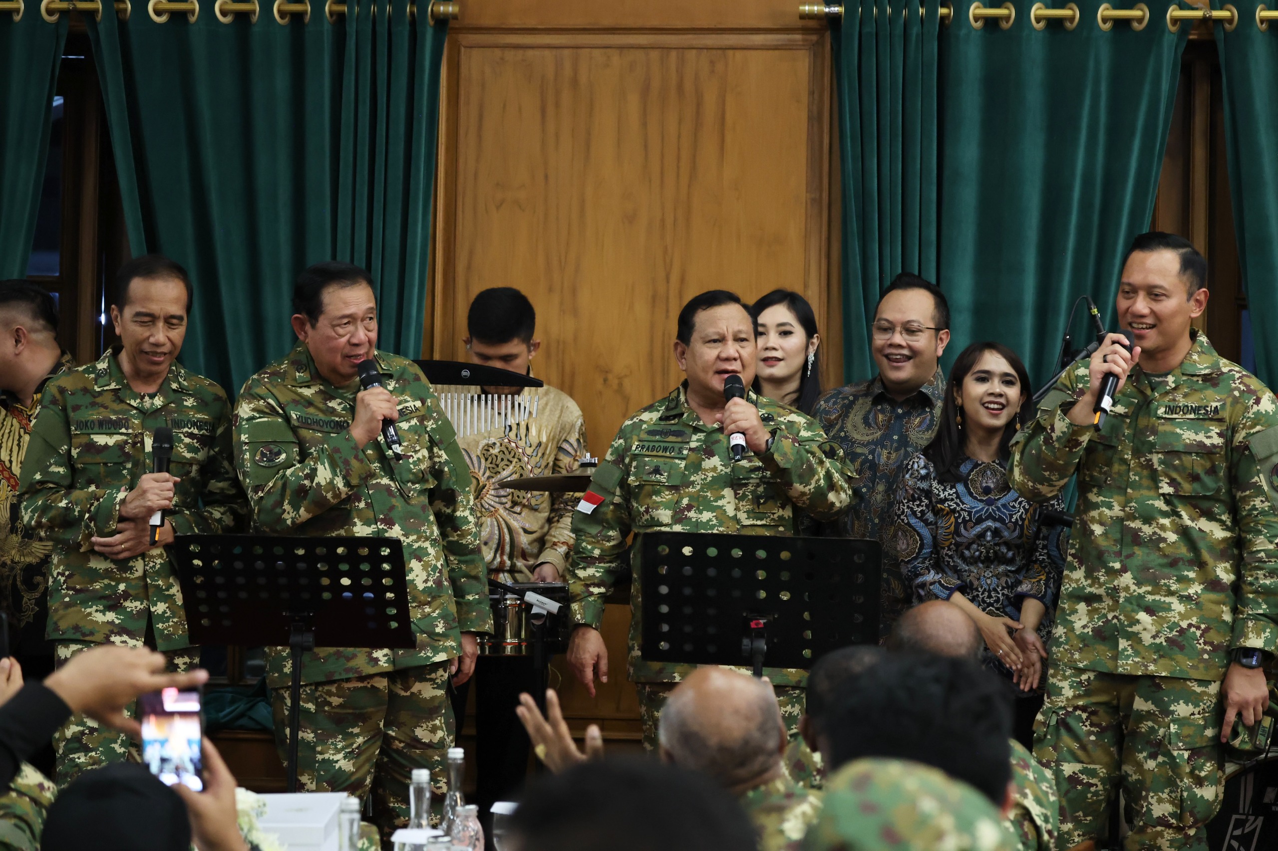 Momen Kompak Prabowo, Jokowi dan SBY Nyanyi Bareng Berseragam Loreng di Akmil Magelang