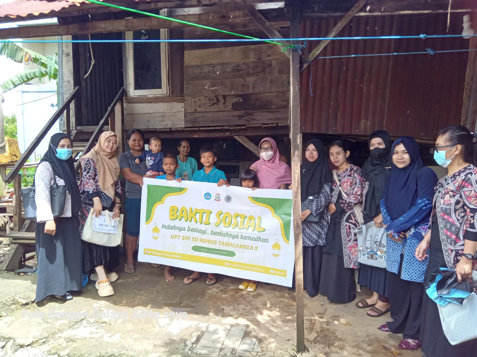 Hari Terakhir Sekolah, Guru dan Murid Berbagi Berkah Ramadan