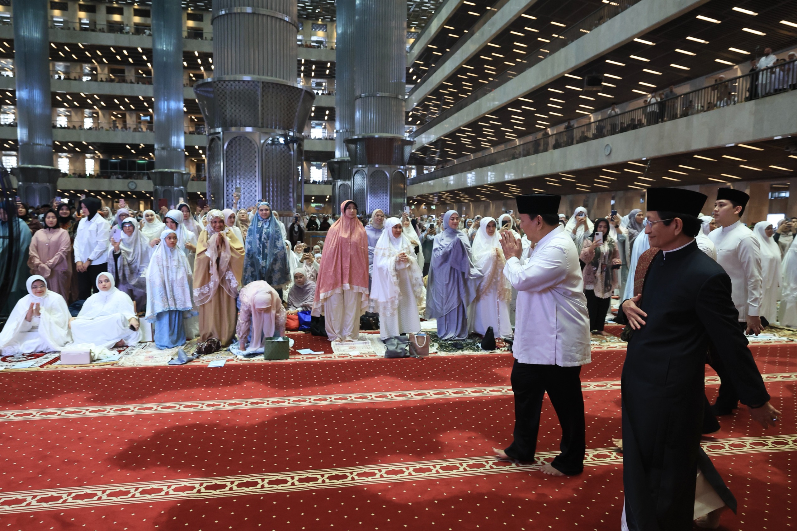 Prabowo Disambut Antusias Warga saat Salat Idulfitri di Masjid Istiqlal Jakarta