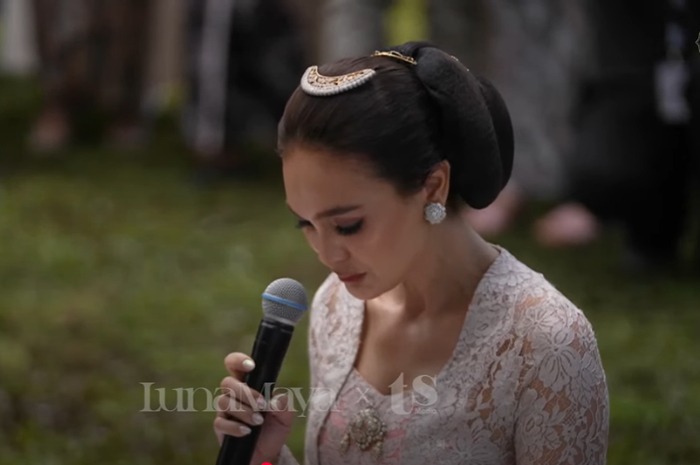 Penampakan Luna Maya Terisak saat Sungkem ke Ibu Desa, Jelang Pernikahannya dengan Aktor Maxime Bouttier