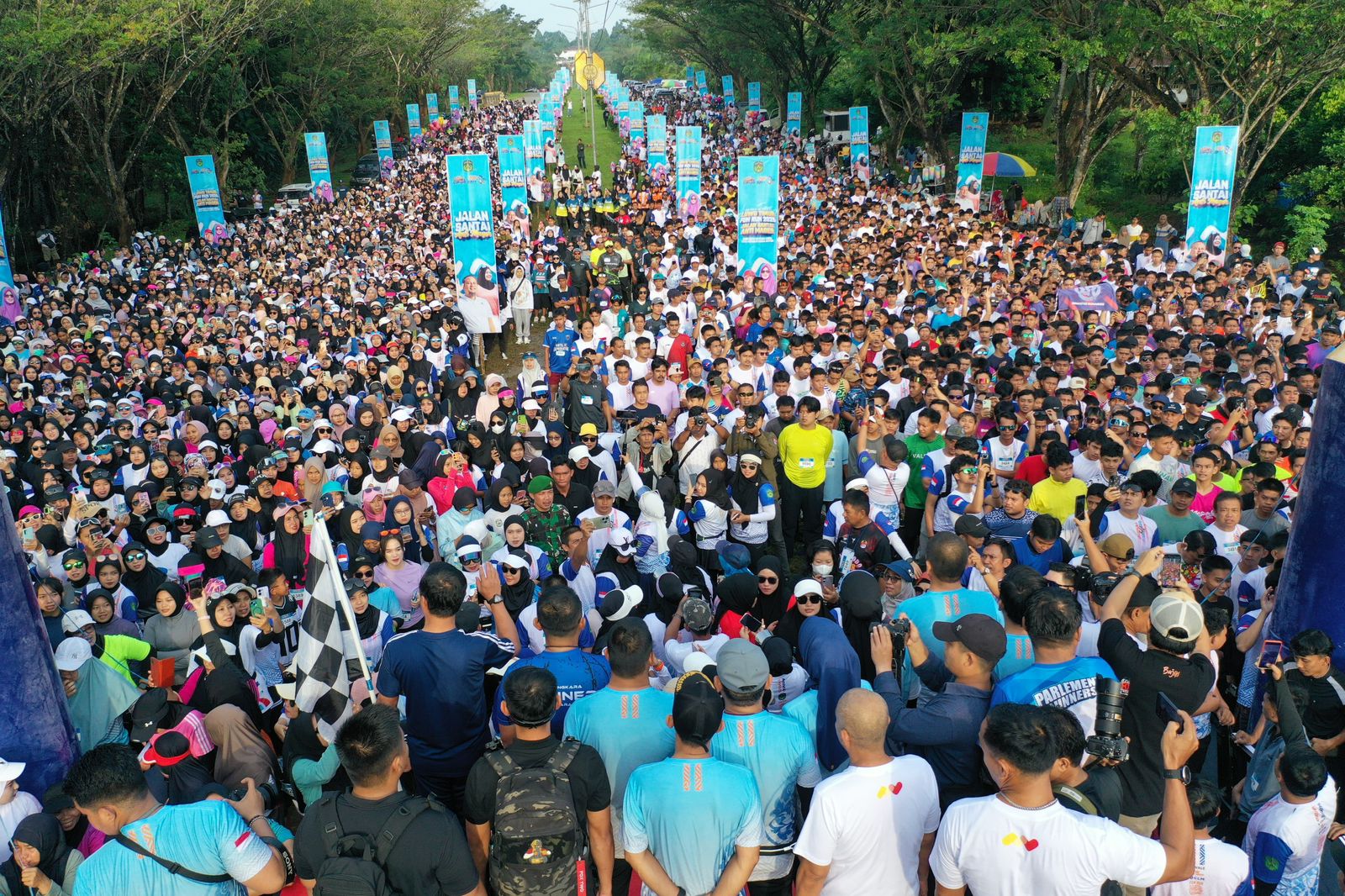 Lepas Puluhan Ribu Peserta Fun Run Luwu Timur 2025 dan Anti Mager, Ini Pesan Gubernur Sulsel Andi Sudirman
