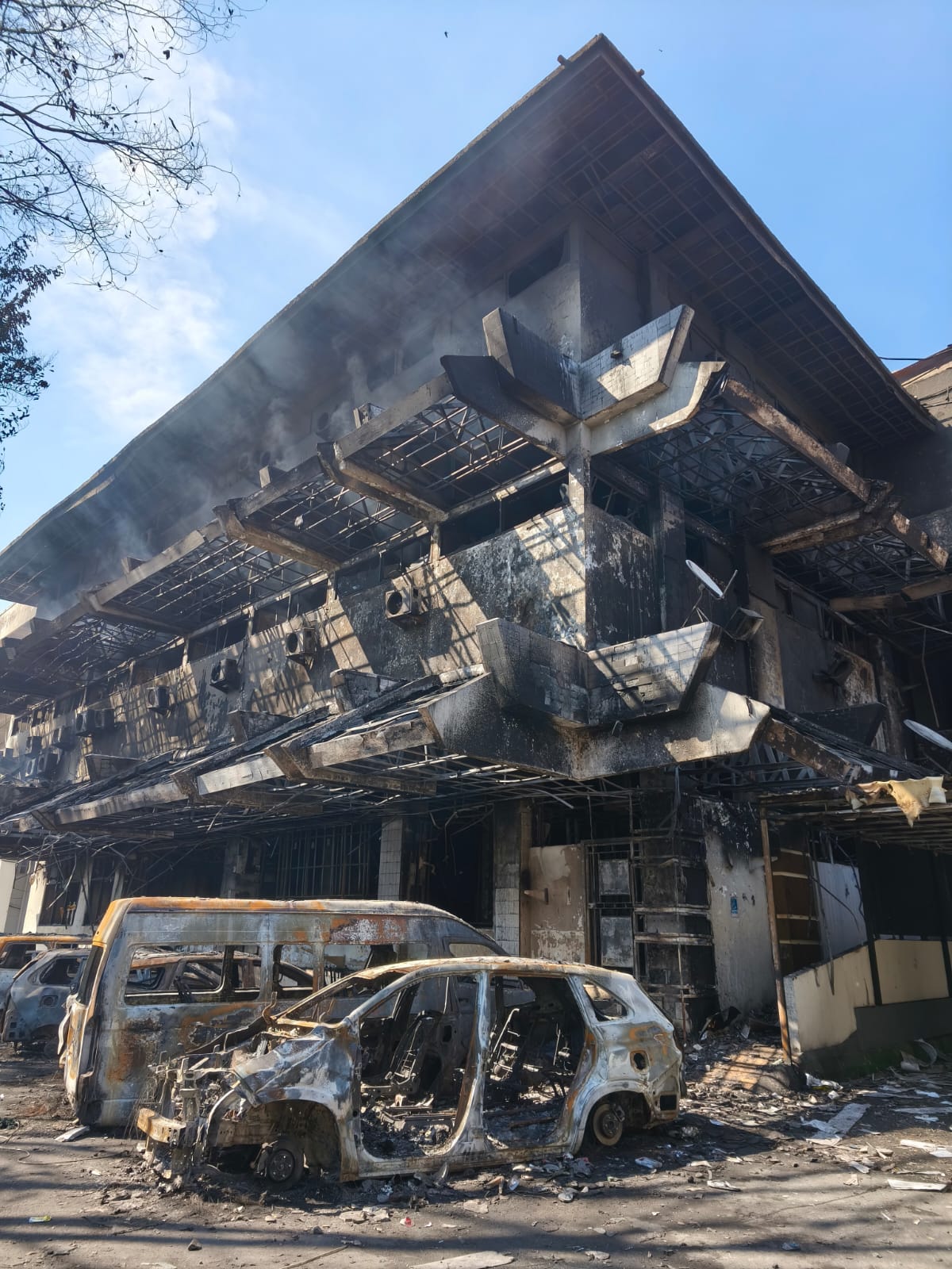 Gedung DPRD Kota Makassar Ludes Dibakar Massa, Legislator Tetap Rapat Bahas Agenda Penting