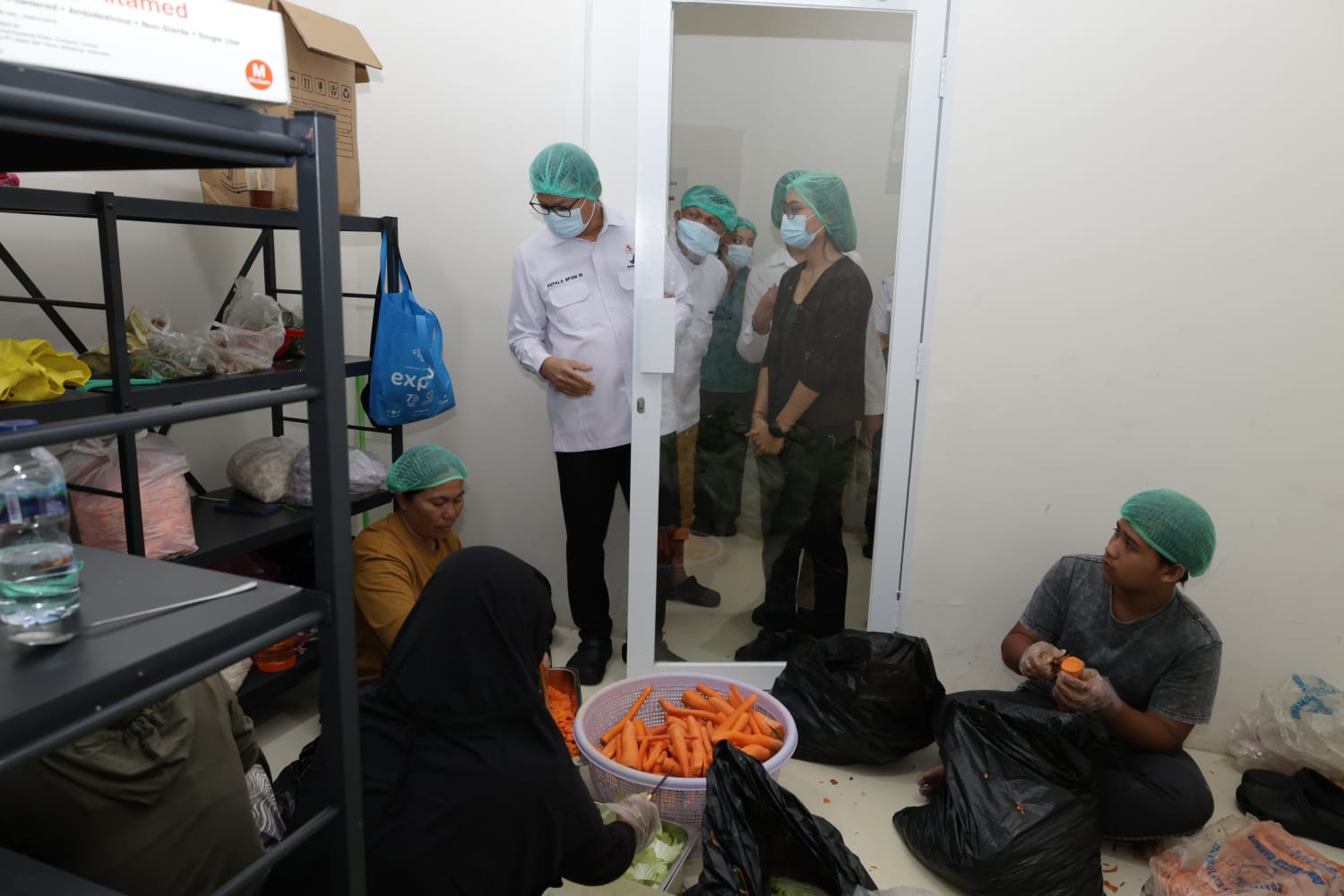 Pastikan Keamanan Makanan Siswa, Kepala BPOM Taruna Ikrar Sidak MBG di Bali