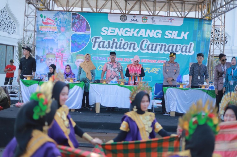 Sengkang Silk Fashion Karnaval, Bupati: Sutra adalah Simbol dan Ciri Khas Kita