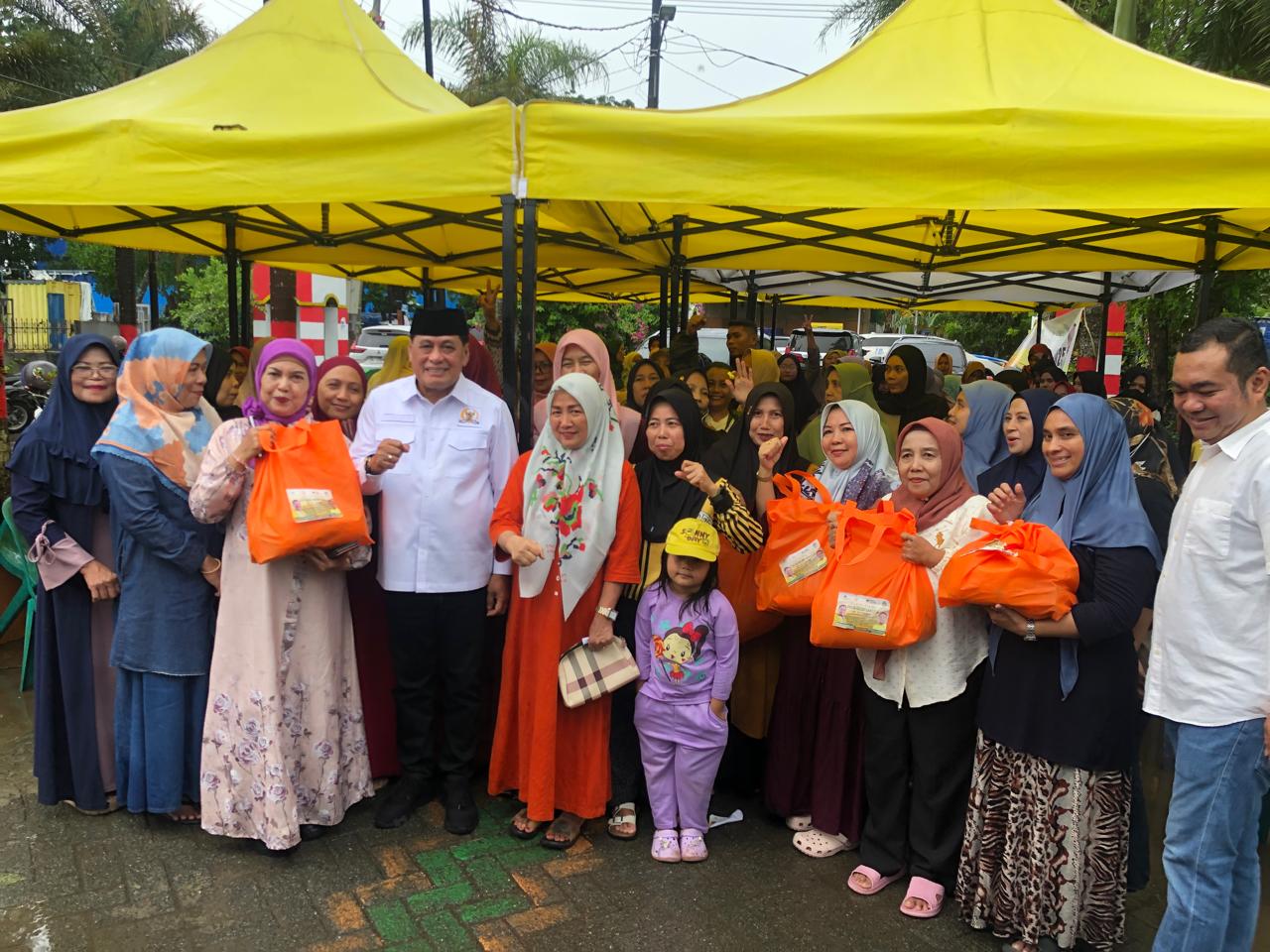 Tak Hanya Serap Aspirasi, NH Juga Bagikan 8.000 Sembako dan 20 Paket Umrah di Dapil Sulsel II