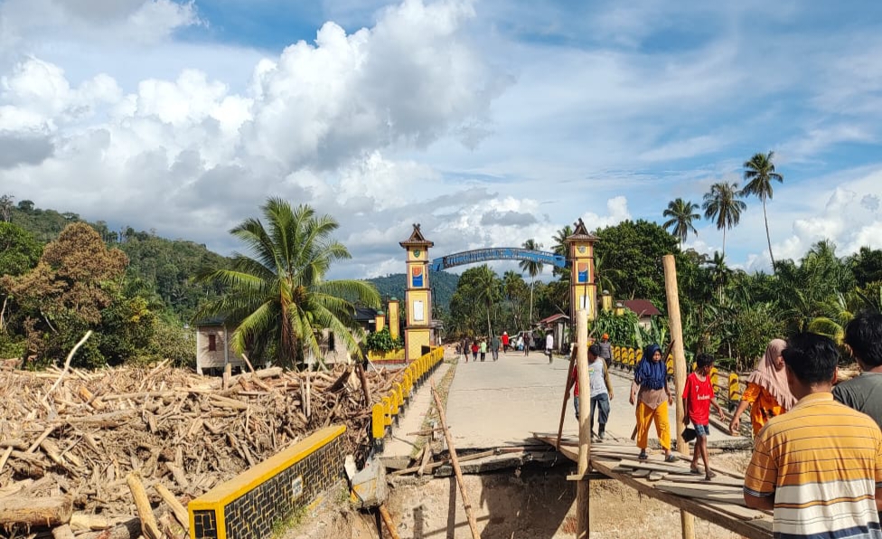 Banjir dan Longsor Terjang Puluhan Kabupaten-Kota di Aceh hingga Sumbar, Korban Tewas Kini Capai 303 Jiwa