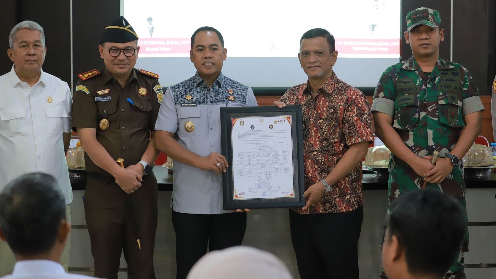 Dukungan Legislatif Penuh! Ketua DPRD Wajo Ikut Teken Pakta Integritas WBK/WBBM 2025