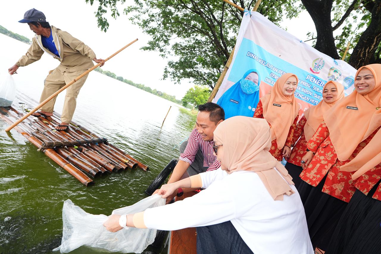 DWP Sulsel Tebar 50 Ribu Benih Ikan di Danau Mawang Gowa, Dorong Ketahanan Pangan dan Pelestarian Lingkungan