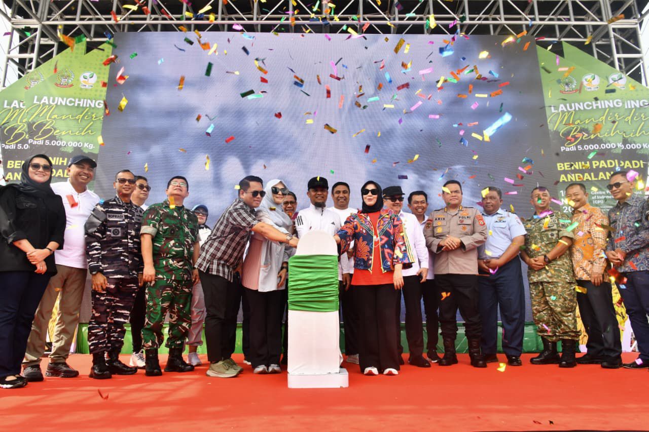 Gubernur Andi Sudirman Salurkan 5 Juta Kg Benih Padi Unggul untuk Petani se-Sulsel