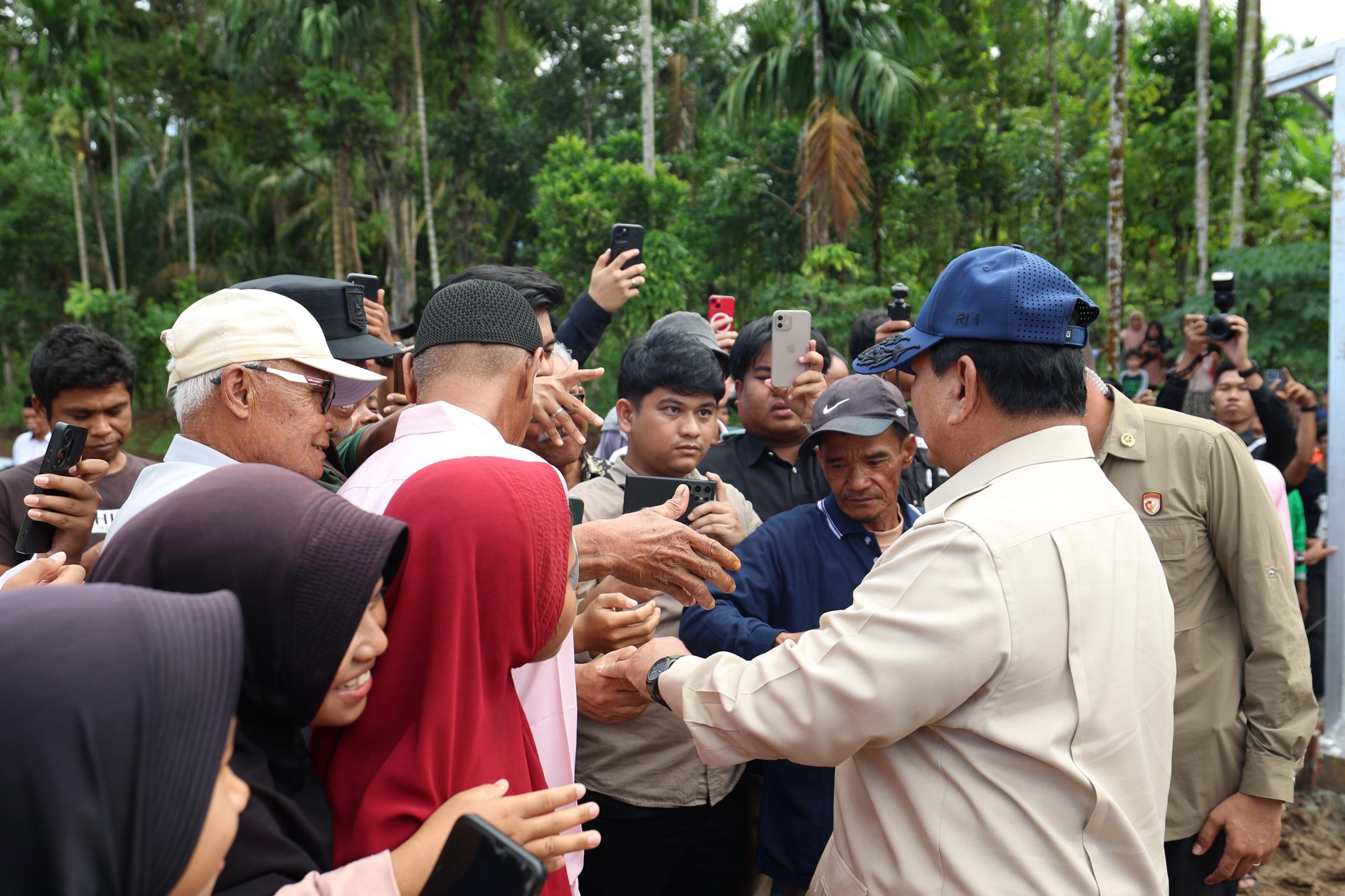 Presiden Prabowo Tinjau Pengungsi di Agam, Kejar Hunian Sementara Rampung dalam Sebulan