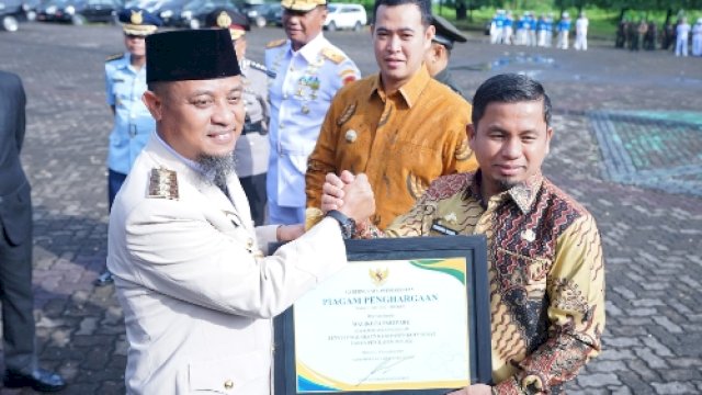 Berhasil Wujudkan Parepare sebagai Kota Sehat, Giliran Gubernur Sulsel Beri Penghargaan ke Wali Kota di HKN ke-61