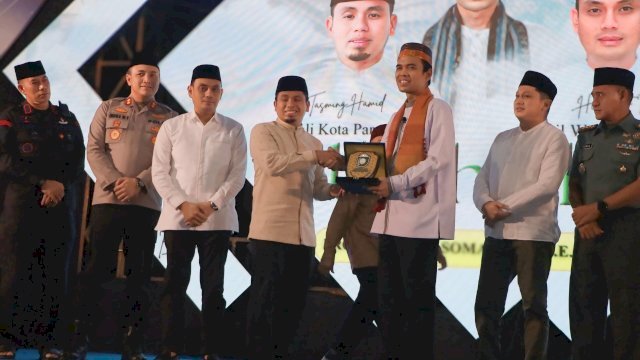 Wali Kota Tasming Hamid Minta Doa Ustadz Abdul Somad untuk Parepare di Tabligh Akbar