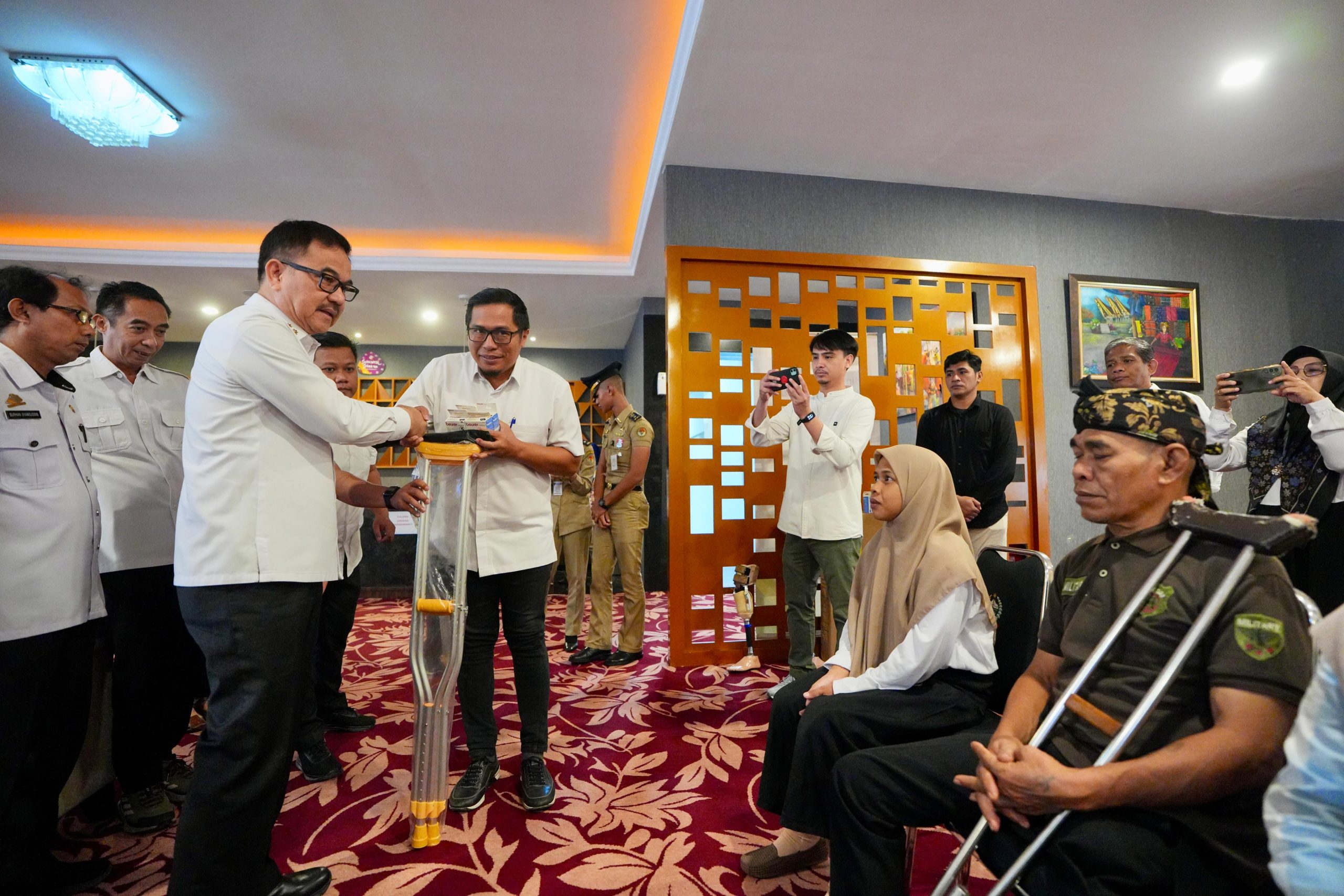 Pemprov Sulsel Salurkan Alat Bantu bagi Penyandang Disabilitas, Sekprov Jufri: Jangan Merasa Itu Kekurangan