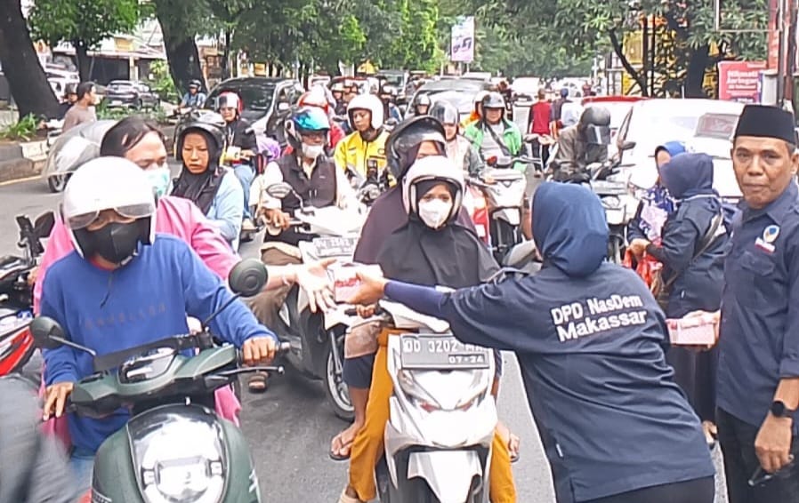 NasDem Makassar Tebar Kebaikan di 15 Kecamatan, Bagikan Takjil Gratis Serentak