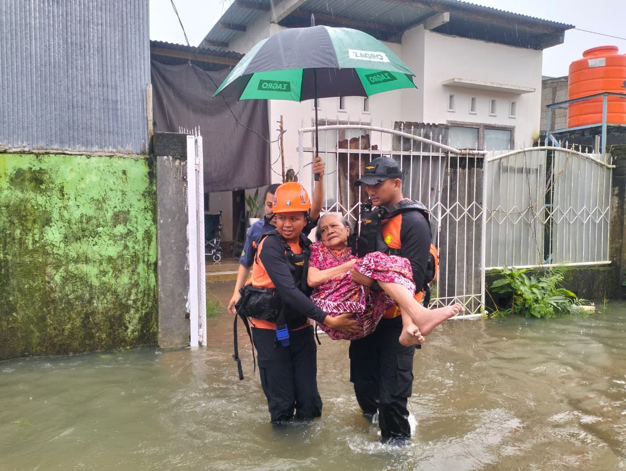 Kota Makassar Mulai Terendam Banjir, Tim SAR Gabungan Sigap Evakuasi Korban di Sejumlah Titik