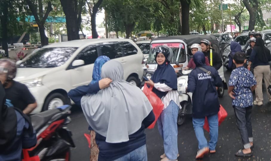 NasDem Makassar Terus Menebar Kebaikan di Bulan Ramadan, Bagi-bagi Ratusan Takjil ke Pengendara