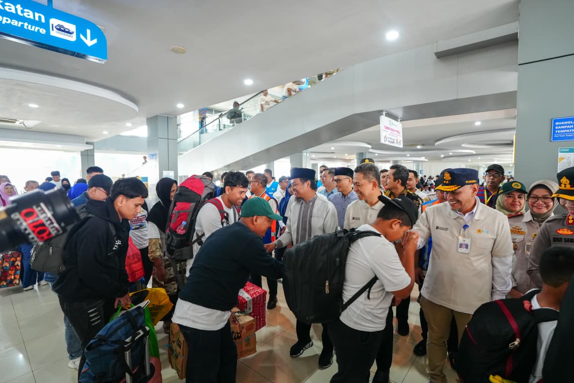 Ini Pesan Gubernur Sulsel saat Lepas 500 Pemudik Program Mudik PLN dari Pelabuhan Soekarno-Hatta Makassar
