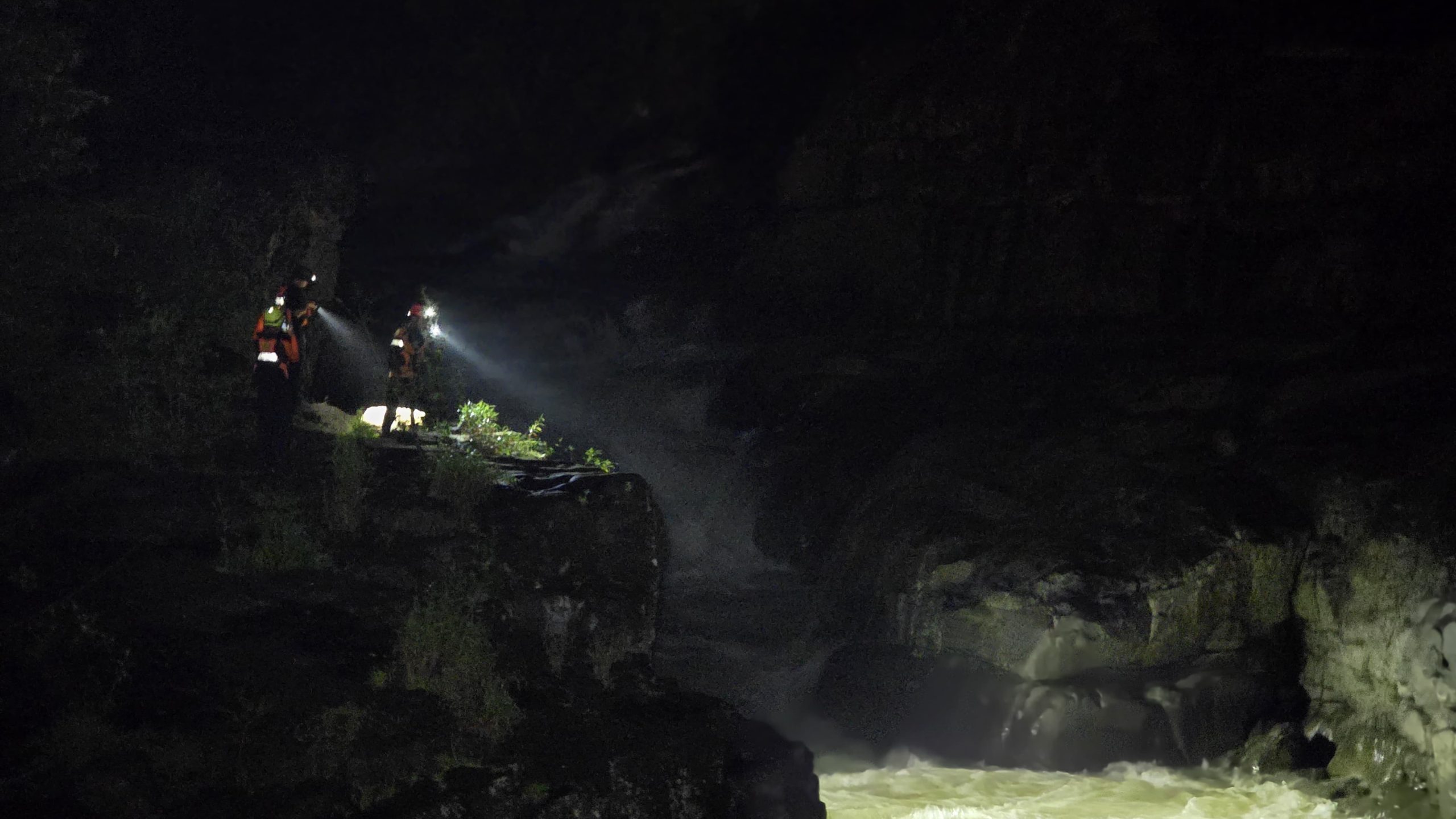 Air Bah Terjang Sungai Kalimborang Maros, Dua Wisatawan Asal BTP Hilang Terseret Arus