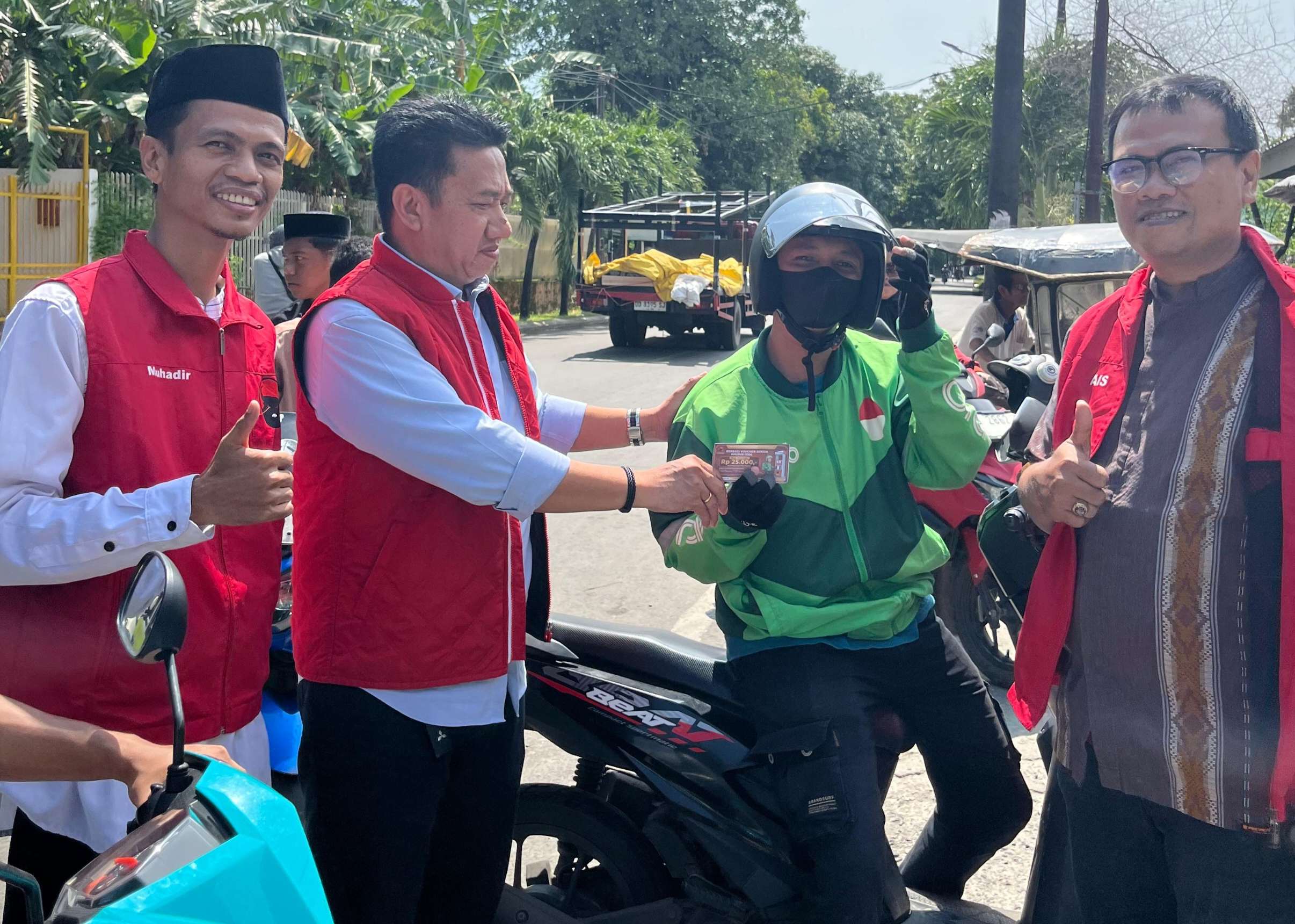 Bukan Takjil, PDIP Makassar Bagi-bagi Voucher BBM di Tengah Konflik Global