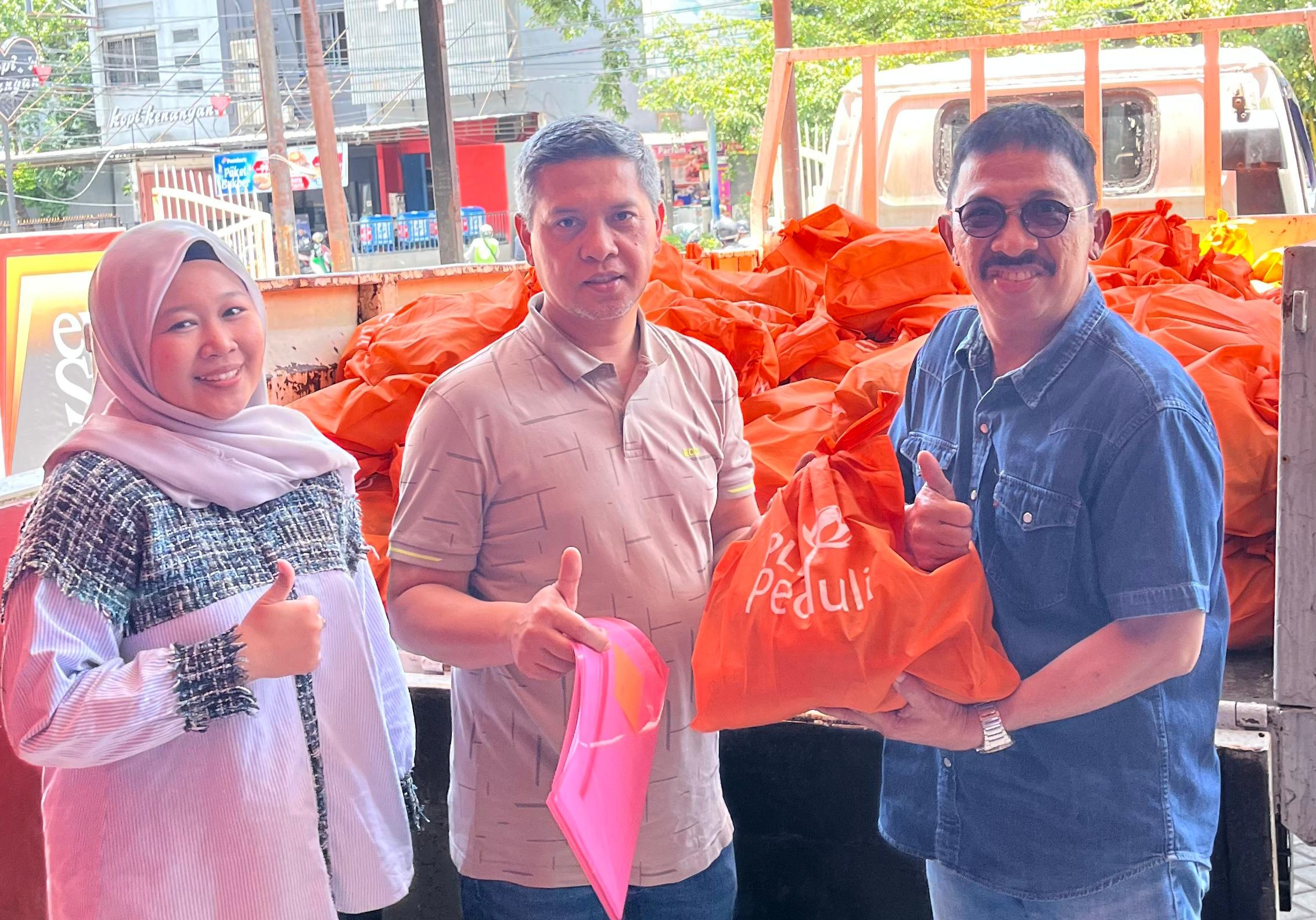 Jelang Lebaran, ARW Salurkan 2.200 Paket Sembako untuk Warga Kurang Mampu di Makassar