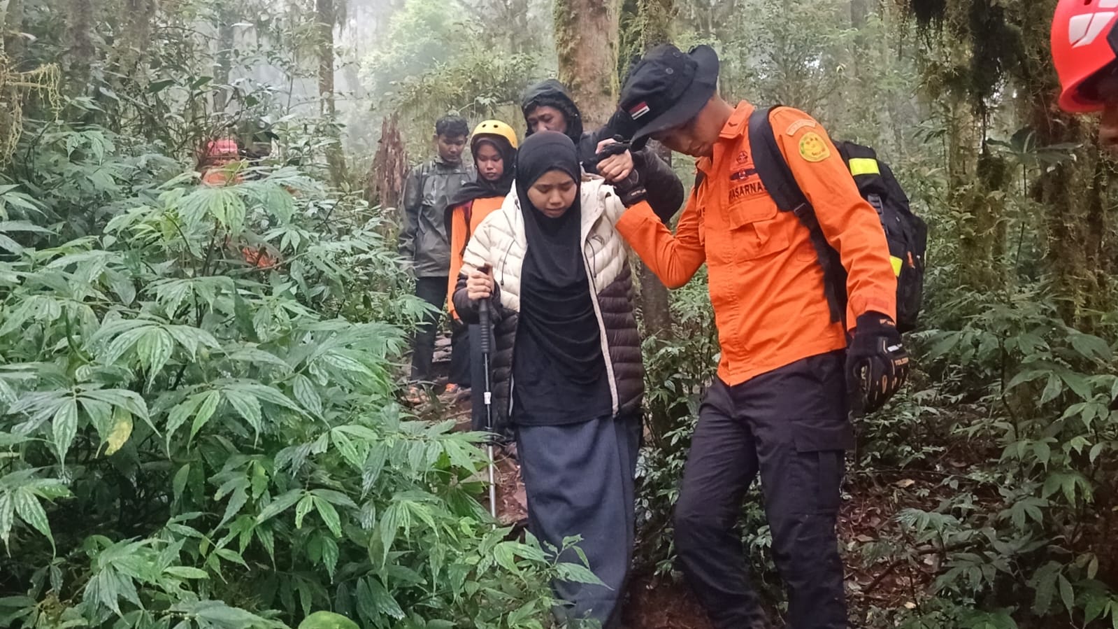 2 Pendaki Wanita Terjebak Kondisi Darurat di Gunung Bulubaria Gowa, SAR Terpaksa Bagi Dua Tim Evakuasi