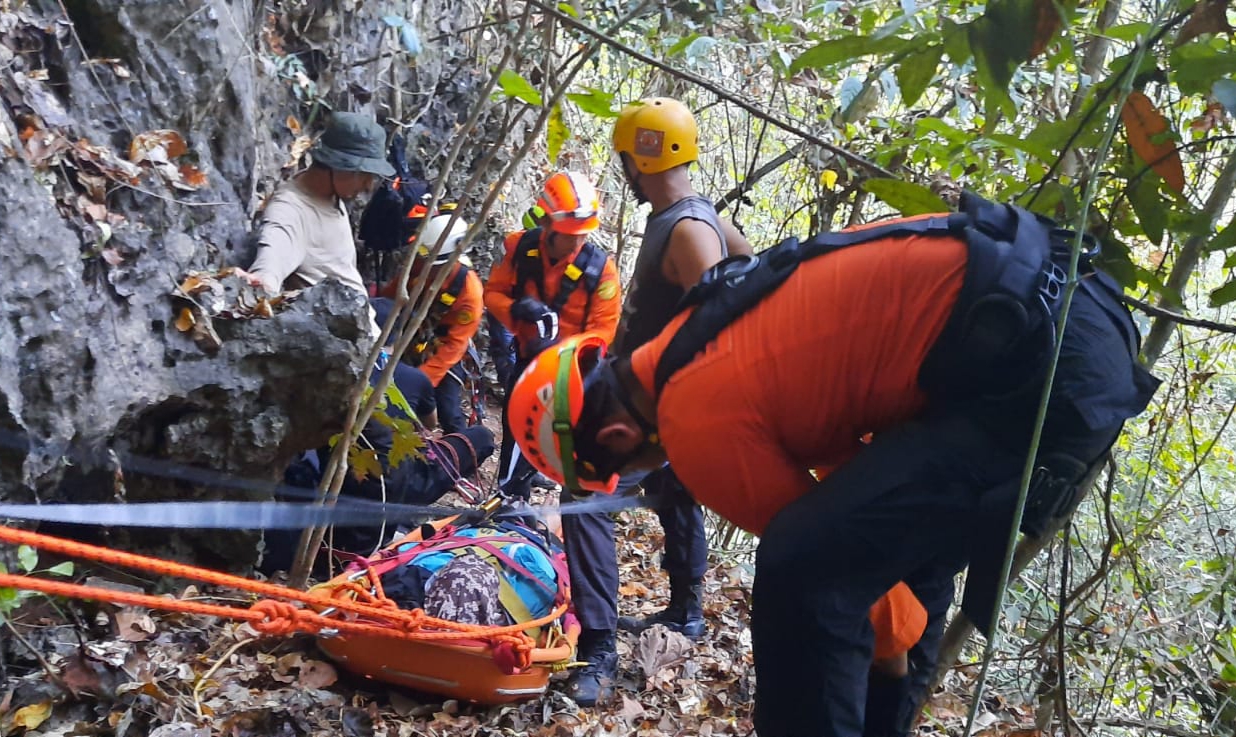 Menegangkan! 6 Mahasiswa KKN Unhas Berhasil Dievakuasi Usai Terjebak di Gunung Goa Kalibbong Alloa Pangkep