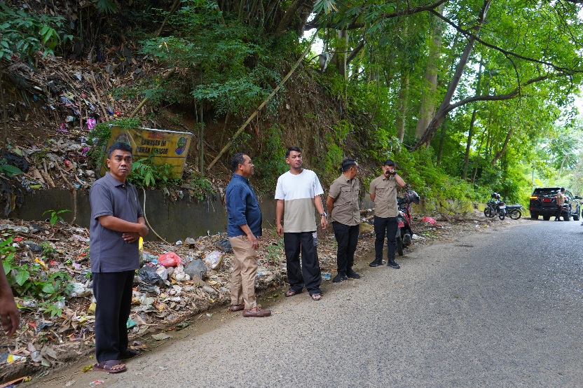 Tinjau Lokasi Rawan Longsor, Bupati Andi Rosman Perintahkan OPD Segera Bertindak
