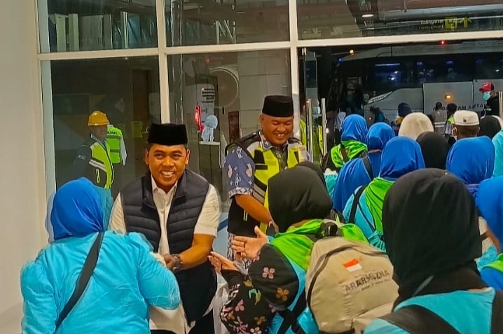 Ini Pesan dan Doa Bupati Andi Rosman saat Sambut Ratusan Jamaah Haji Wajo di Bandara Sultan Hasanuddin