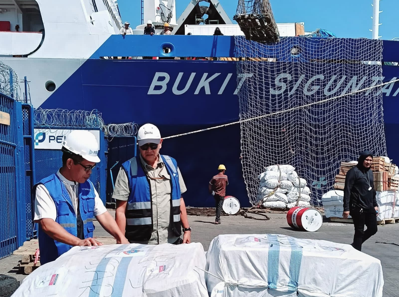 Komitmen Kemanusiaan PELNI-Unhas, KM Bukit Siguntang Angkut 1 Ton Logistik Bantu Korban Gempa NTT dari Makassar