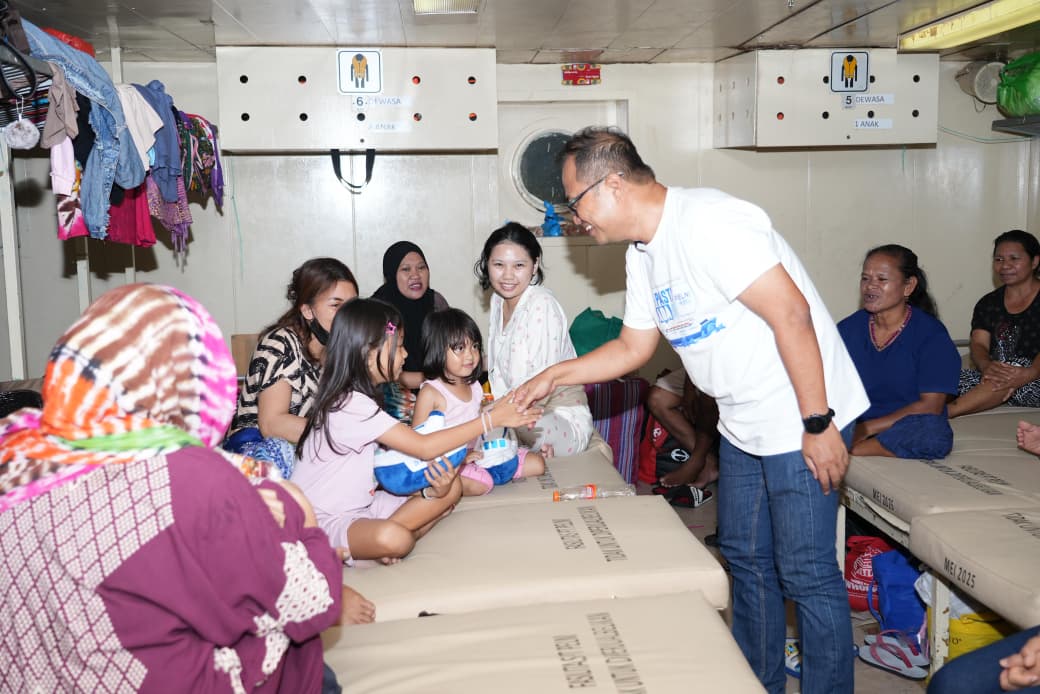 Rayakan Harpelnas, Petinggi PT PELNI Sapa Langsung Penumpang KM Tidar Rute Baubau-Maumere