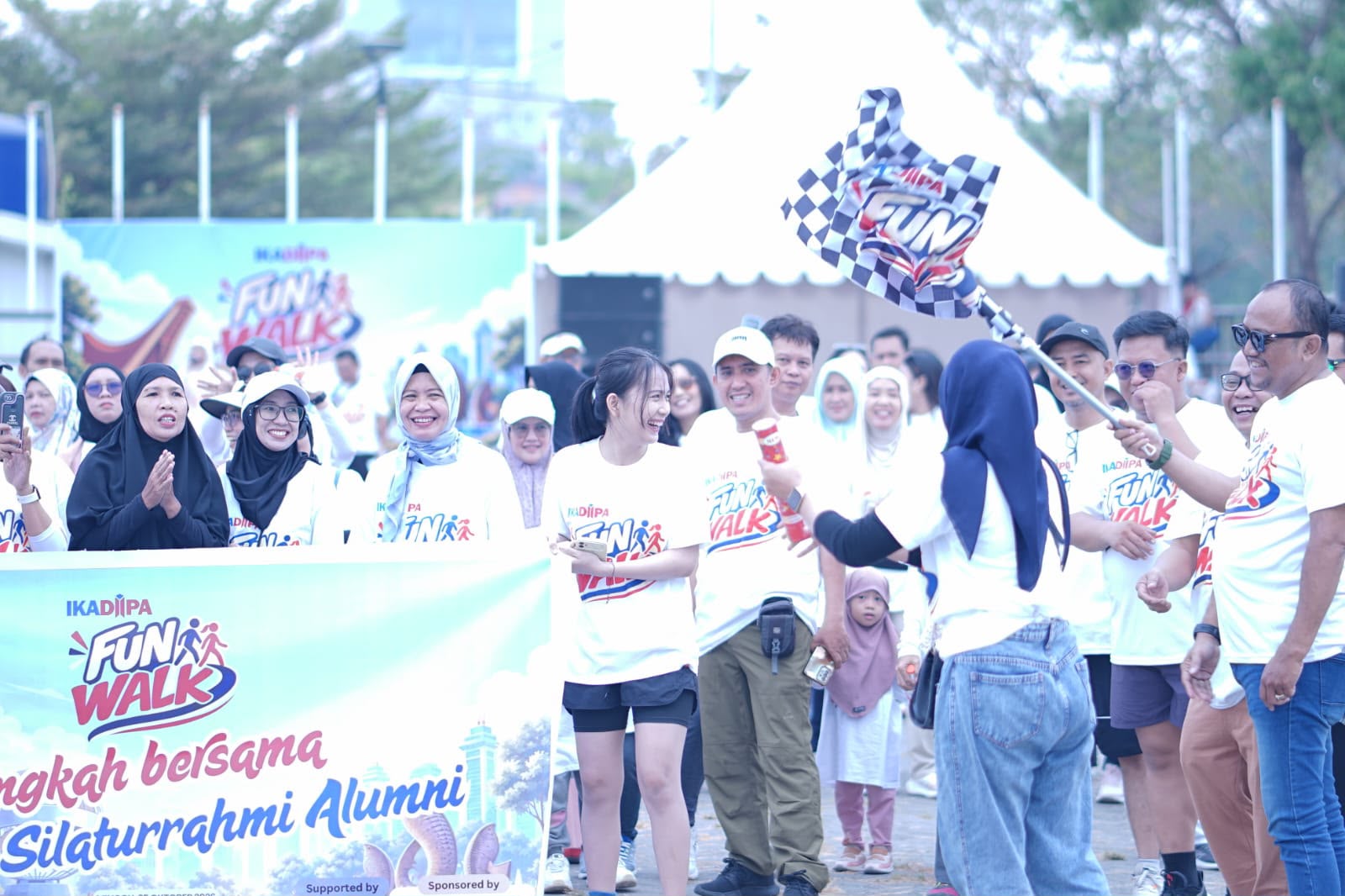 Alumni UNDIPA Lintas Generasi Meriahkan Fun Walk IKADIPA 2026 di CPI Makassar
